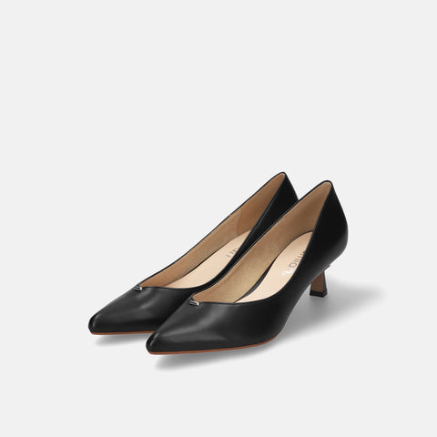 予約：2026SS：メタルパーツ Vカットパンプス（m45021）ブラック